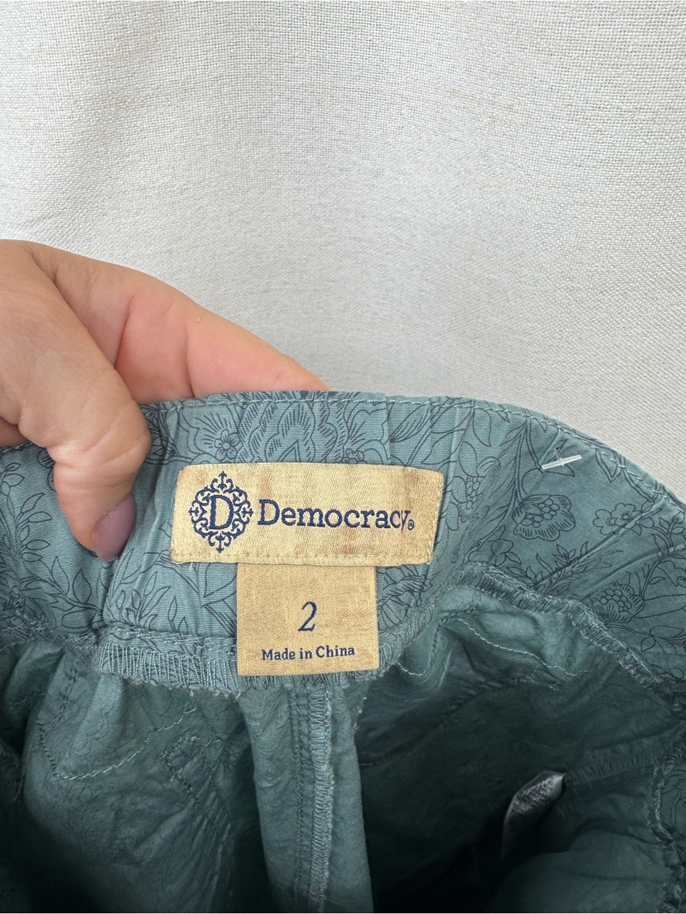 Democracy Cargo Jogger Pants Womens Size 2 Green Floral Print Pull-On - Picture 7 of 9